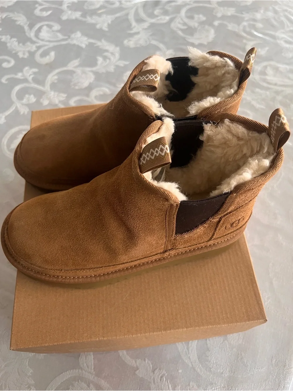 ✨New Girls UGG Kids Chestnut Suede Slip-On Boots with Shearling✨